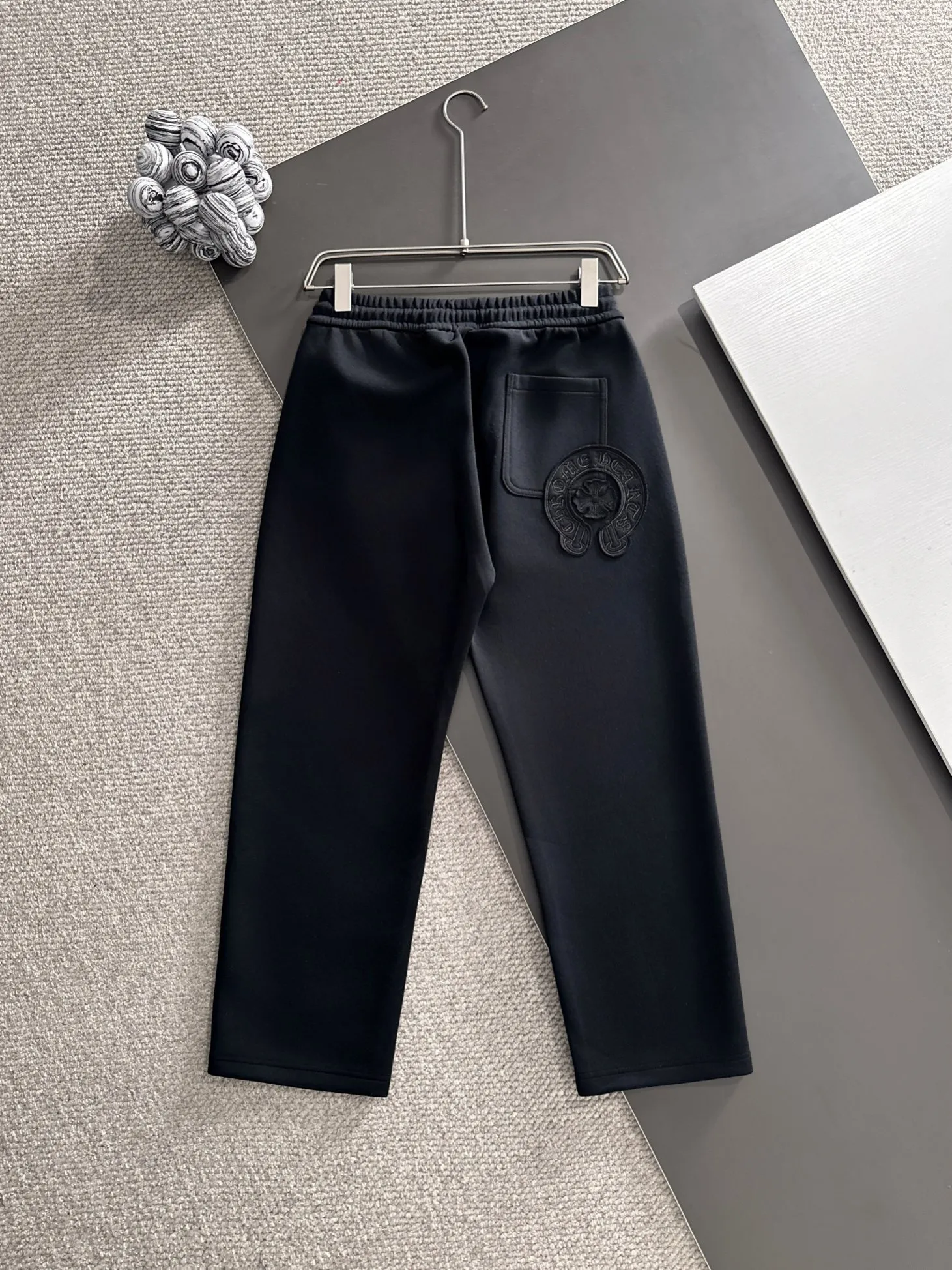 P310 Chrome Hearts* (exclusive quality in the market) hot style 2꯭0꯭2꯭5 new autumn pants original ⌚️ high version Chrome Hearts The fabric is made of 380g high-density double-sided Chinese custom fabric. It does not deform or shrink. The three-dimensional drape is amazing. Process introduction: front and back burnt appliqué embroidery. Customized hardware accessories. Color: black SIZE: M-XXXL